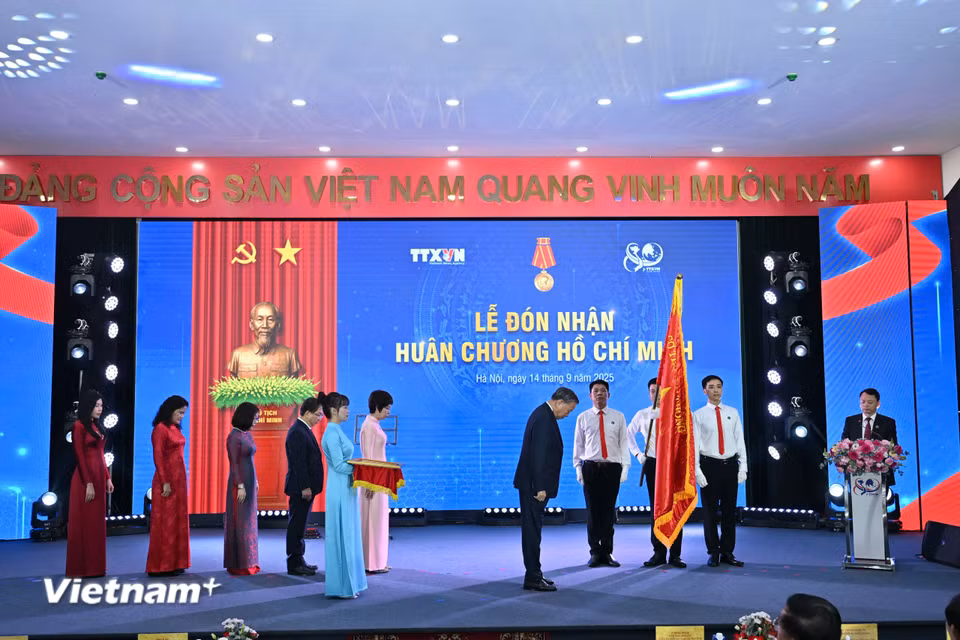 Sau ngày đất nước hoàn toàn thống nhất, TTXVN đã nhanh chóng chuyển mình để đáp ứng yêu cầu mới của thời kỳ hòa bình. Không còn bom đạn, nhưng mặt trận thông tin vẫn nóng bỏng và phức tạp trong bối cảnh đất nước bắt đầu công cuộc đổi mới và hội nhập quốc tế. (Ảnh: Minh Sơn/Vietnam+)