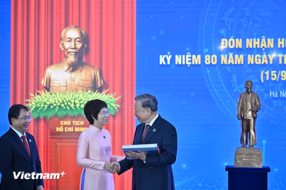 Bà Vũ Việt Trang - Tổng Giám đốc TTXVN tặng sách cho Tổng Bí thư Tô Lâm. (Ảnh: Minh Sơn/Vietnam+)