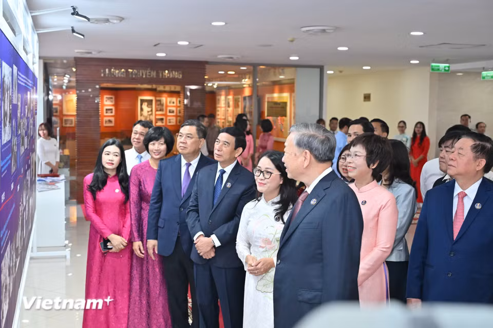 Tổng Bí thư Tô Lâm và các đại biểu tham quan Phòng truyền thống tại lễ kỳ niệm 80 năm ngày thành lập TTXVN. (Ảnh: Minh Sơn/Vietnam+)