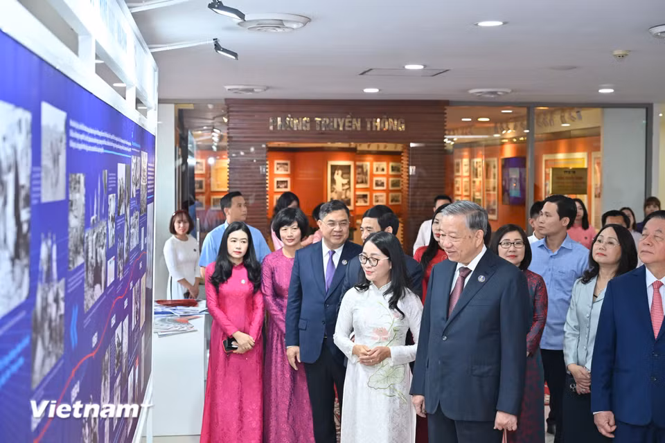 Tổng Bí thư Tô Lâm và các đại biểu tham quan Phòng truyền thống tại lễ kỳ niệm 80 năm ngày thành lập TTXVN. 80 năm qua, TTXVN đã khẳng định vị thế là dòng tin chủ lực, góp phần nâng cao vị thế đất nước (Ảnh: Minh Sơn/Vietnam+)