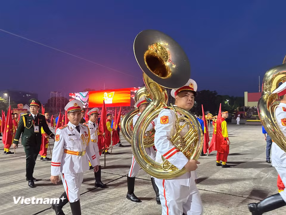 Đội quân nhạc di chuyển vào vị trí. (Ảnh: Thùy Giang/Vietnam+)
