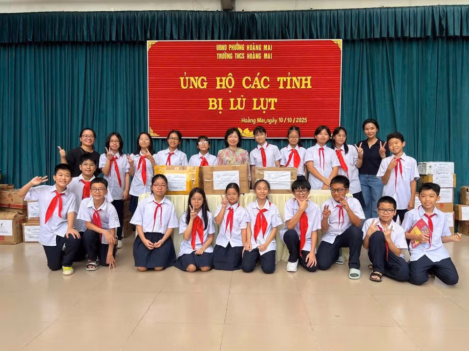 Trong mưa gió, bão giông, tình người vẫn nở hoa. Và, trải qua những khó khăn gian khổ, chúng ta lại càng thấy yêu thêm đất nước, con người Việt Nam. (Ảnh: PV/Vietnam+)