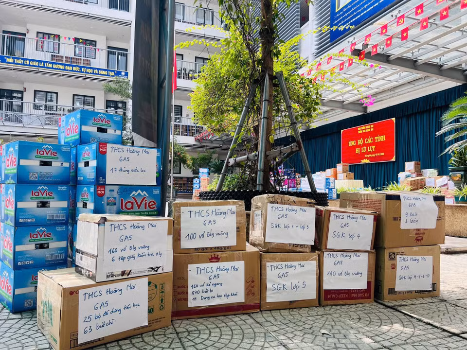 Tại Trung học Cơ sở Hoàng Mai, Ban Giám hiệu nhà trường cũng kêu gọi toàn thể phụ huynh, giáo viên và học sinh cùng chung tay ủng hộ các bạn học sinh vùng lũ bằng những nhu yếu phẩm thiết thực như mì tôm, nước uống hay vật phẩm thiết thực như sách giáo khoa, vở mới, đồ dùng học tập, quần áo, giày dép... (Ảnh: PV/Vietnam+)