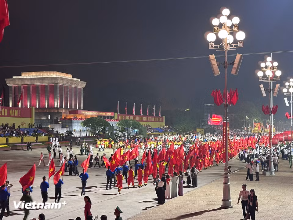 Không khí rộn ràng trên Quảng trường Ba Đình. (Ảnh: Thùy Giang/Vietnam+)