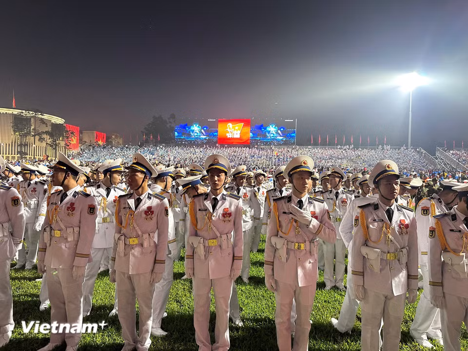 Khán đài rực rỡ chờ đón các đoàn đại biểu. (Ảnh: Thùy Giang/Vietnam+)