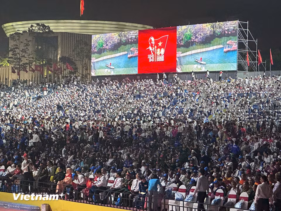 Hà Nội đã có một đêm không ngủ, người dân náo nức chào đón 80 năm Quốc khánh nước Cộng hòa xã hội chủ nghĩa Việt Nam. (Ảnh: PV/Vietnam+)