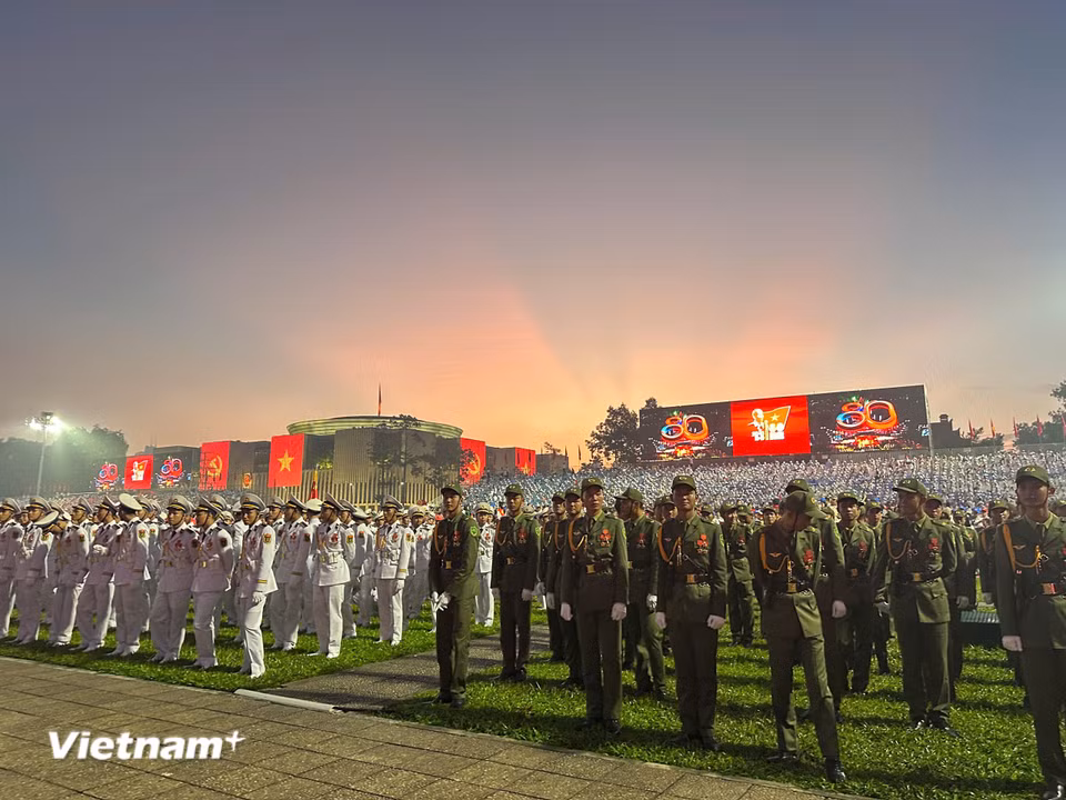 Bình minh trên Quảng trường Ba Đình. (Ảnh: Thùy Giang/Vietnam+)
