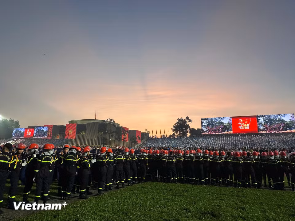 Bình minh trên Quảng trường Ba Đình. (Ảnh: Thùy Giang/Vietnam+)