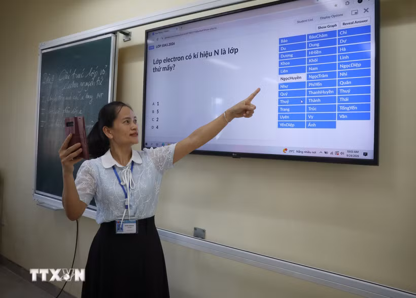 Lớp học được trang bị màn hình lớn và kết nối trực tuyến. (Ảnh: Danh Lam/TTXVN)