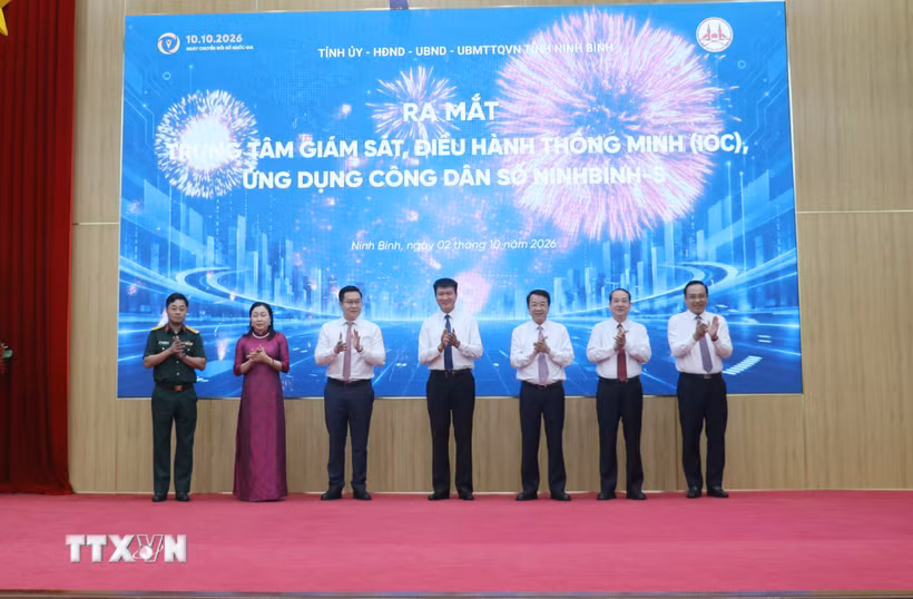 Đại biểu thực hiện nghi thức ra mắt Trung tâm giám sát Điều hành thông minh tỉnh Ninh Bình. (Ảnh: Thùy Dung/TTXVN)