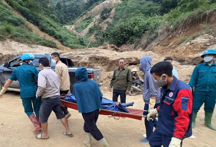 Lực lượng tìm kiếm đưa thi thể nạn nhân ra ngoài. (Nguồn: Báo Tiền Phong)