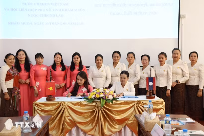 Lễ ký kết Biên bản ghi nhớ hợp tác giai đoạn 2026 - 2028 giữa Hội Liên hiệp Phụ nữ tỉnh Quảng Trị và Hội Liên hiệp Phụ nữ tỉnh Khammouane. (Ảnh: Xuân Tú/TTXVN)