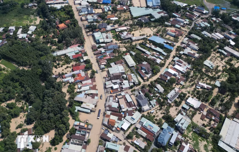 Toàn cảnh khu dân cư gần suối Bưng Môn (phường Long Thành, thành phố Đồng Nai) ngập sâu trong nước. (Ảnh: Lê Xuân/TTXVN)