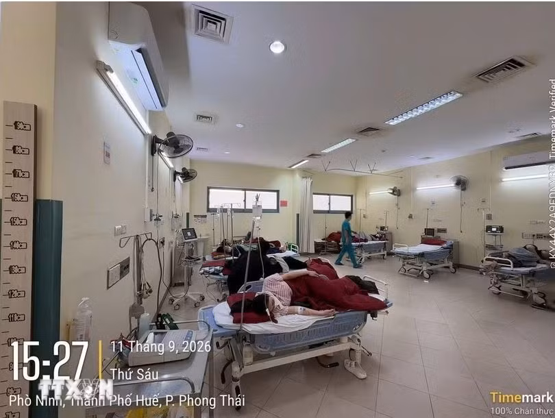 Các trường hợp nghi ngộ độc thực phẩm được theo dõi, điều trị tại Bệnh viện Trung ương Huế cơ sở 2 ngày 11/9. (Ảnh: TTXVN phát)