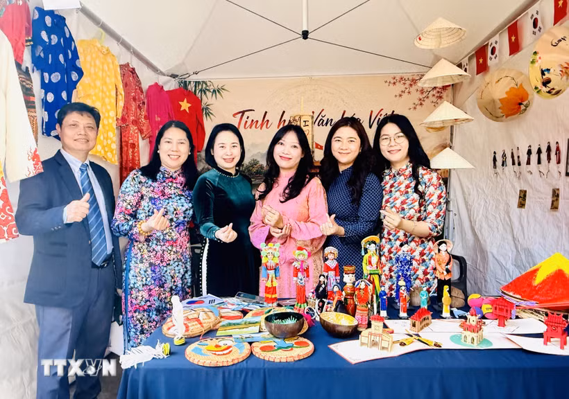 Tham tán Công sứ Đại sứ quán Việt Nam tại Hàn Quốc Nguyễn Thị Thái Bình chụp ảnh cùng Hội Phụ nữ Việt Nam tại Hàn Quốc. (Ảnh: Nhật Hưng/TTXVN)