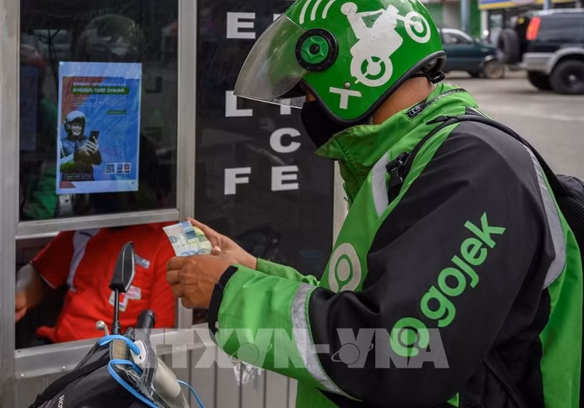 Một tài xế xe ôm công nghệ Gojek tại Jakarta, Indonesia ngày 14/4/2020. (Ảnh: TTXVN phát)