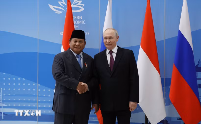Tổng thống Indonesia Prabowo Subianto và Tổng thống Nga Vladimir Putin tại Diễn đàn Kinh tế phương Đông lần thứ 11 ở Vladivostok, Nga. (Ảnh: TTXVN phát)