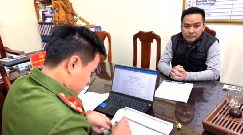 Đối tượng Lê Văn Huy tại cơ quan Công an. (Ảnh: Công an Quảng Bình cung cấp)
