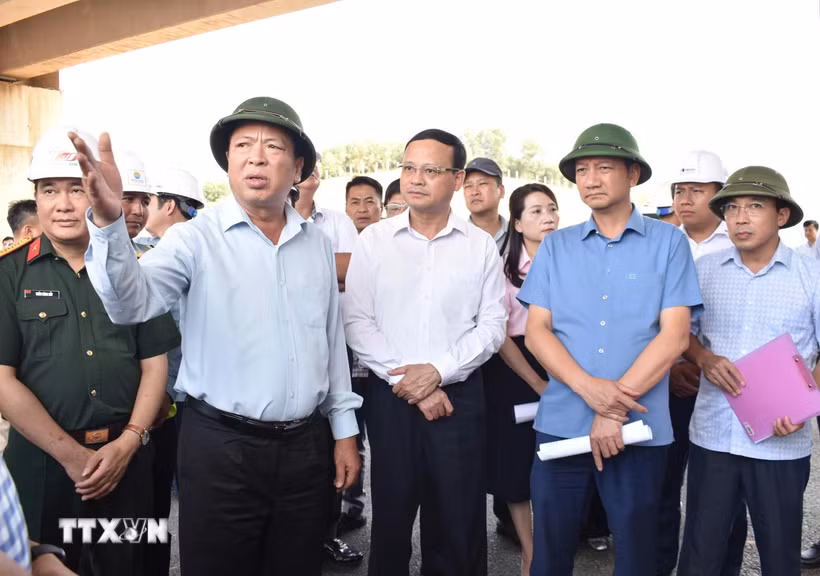 Bộ trưởng Bộ Xây dựng Trần Hồng Minh chỉ đạo hoàn thiện hệ thống nút giao, đường gom kết nối với cao tốc Tuyên Quang - Hà Giang. (Ảnh: Hoàng Hải/TTXVN)