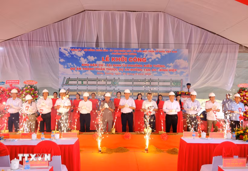 Các đại biểu thực hiện nghi thức khởi công Dự án Khu dân cư - Tái định cư phường Kiến Tường, dự án thành phần thuộc Dự án đường Tân An - Bình Hiệp. (Ảnh: Bùi Giang/TTXVN)