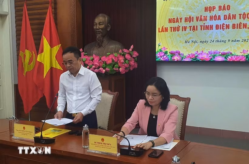 Ông Nguyễn Văn Đoạt, Phó Chủ tịch UBND tỉnh Điện Biên trả lời phóng viên về “Ngày hội Văn hóa dân tộc Mông lần thứ IV tại tỉnh Điện Biên năm 2026”. (Ảnh: Nguyễn Trọng Lịch/TTXVN)