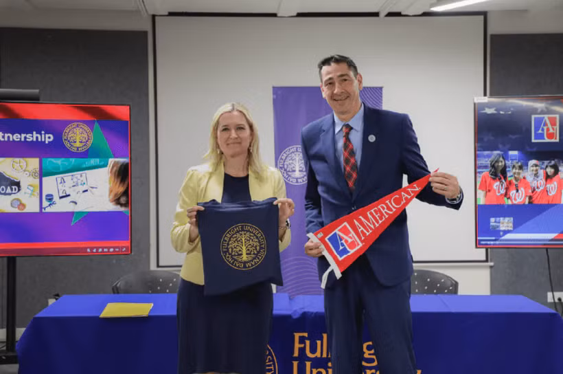 Đại diện Đại học American và Đại học Fulbright Việt Nam ký kết biên bản ghi nhớ (MOU). Ảnh: Fullbright