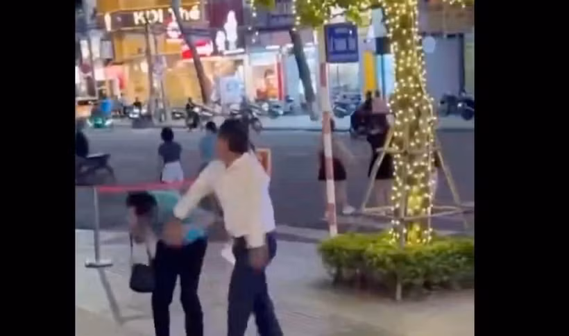 Cảnh ông Thống hành hung tài xế taxi tại Nha Trang được ghi lại . (Ảnh cắt từ clip)