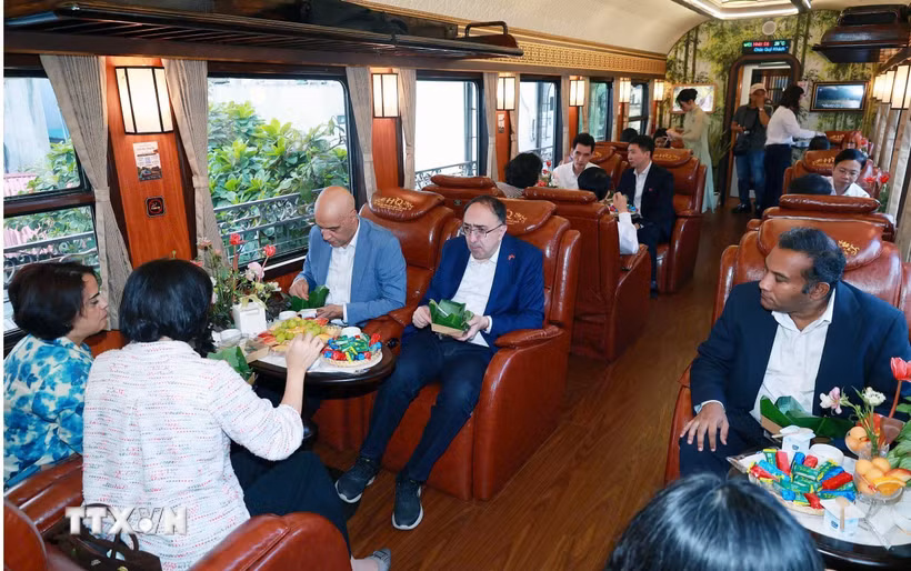 Chuyến tàu Di sản vận hành mỗi ngày 2 chuyến, xuất phát từ ga Hà Nội lúc 6 giờ 20 phút và từ Thái Nguyên về Hà Nội lúc 17 giờ 10 phút hàng ngày. (Ảnh: Trần Trang/TTXVN)
