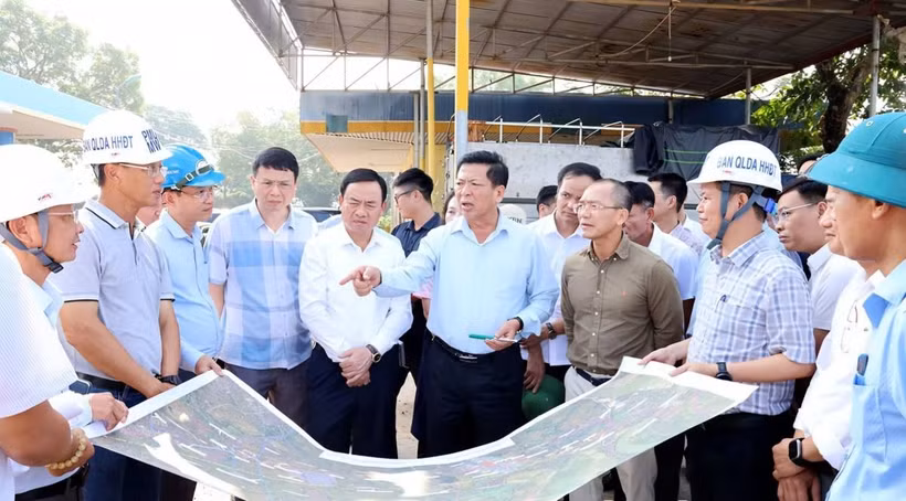 Bộ trưởng Bộ Xây dựng Trần Hồng Minh cùng đoàn công tác kiểm tra tại vị trí xã Hội Thịnh.