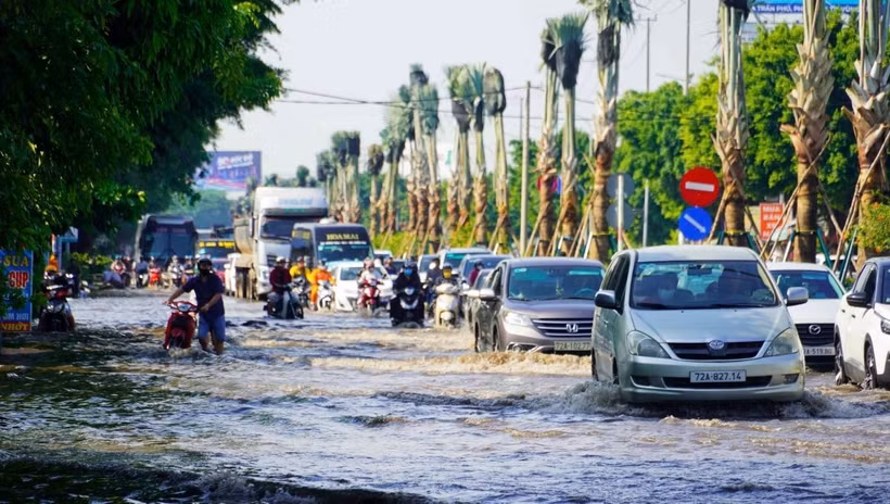 Nhiều xe môtô bị chết máy do đường Võ Nguyên Giáp, phường 12, thành phố Vũng Tàu ngập sâu sau mưa lớn. (Ảnh: Hoàng Nhị/TTXVN)