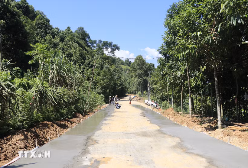 Những tuyến đường mới được hình thành giúp người dân xã Hưng Khánh (Lào Cai) đi lại thuận tiện. (Ảnh: Đinh Thùy/TTXVN)