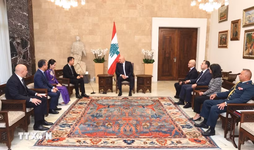 Tổng thống Liban Joseph Aoun tiếp Đại sứ Việt Nam tại Ai Cập kiêm nhiệm Liban Nguyễn Nam Dương nhân dịp trình Thư ủy nhiệm ngày 15/10. (Ảnh: TTXVN phát)