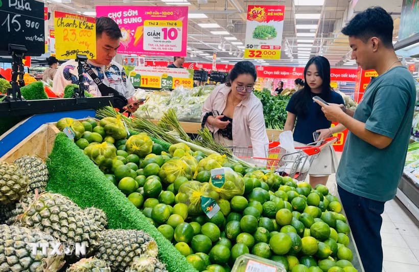 Người dân mua sắm tại siêu thị. (Ảnh: Hương Giang/TTXVN)