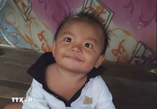Công an xã Vĩnh Xương, An Giang, phát thông báo truy tìm bé gái 11 tháng tuổi mất tích sau khi 2 người lạ tiếp cận, tại sạp quần áo từ thiện. (Ảnh: TTXVN phát)