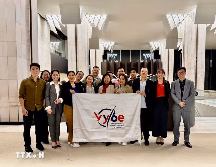 Bà Trần Hà My (đứng giữa, quàng khăn đỏ) cùng các thành viên Hội Doanh nhân trẻ Việt Nam tại châu Âu (VYBE). (Ảnh: TTXVN phát)