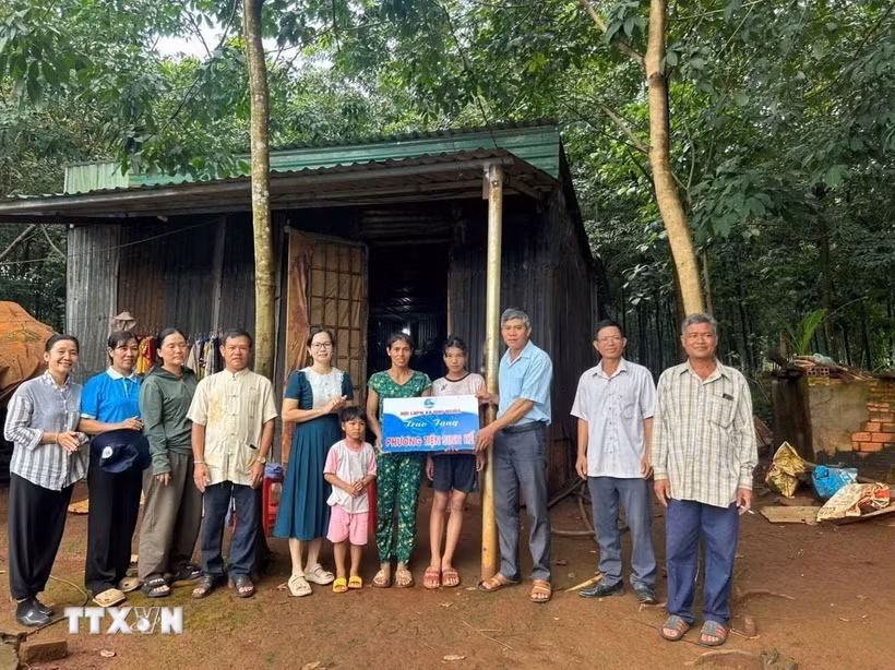 Hội Liên hiệp Phụ nữ xã Phú Nghĩa trao sinh kế cho hội viên phụ nữ đồng bào thiểu số. (Ảnh: K GỬIH/TTXVN)