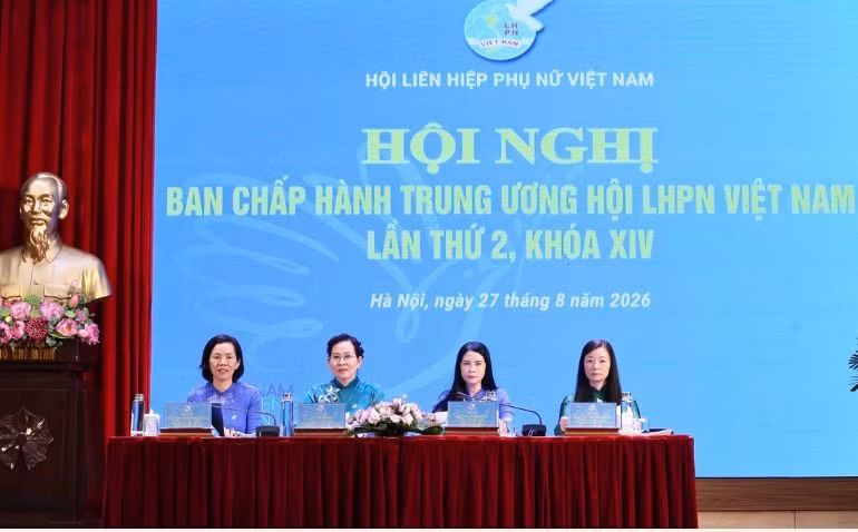bà Lê Thị Thủy, Ủy viên Trung ương Đảng, Phó Chủ tịch Ủy ban Trung ương Mặt trận Tổ quốc (MTTQ) Việt Nam, Chủ tịch Hội Liên hiệp Phụ nữ Việt Nam (thứ 2 từ trái qua); Phó Chủ tịch Thường trực Hội LHPN Việt Nam Trần Lan Phương (thứ 2 từ phải qua); các Phó Chủ tịch Hội LHPN Việt Nam: Nguyễn Thị Minh Hương (bìa trái) và Nguyễn Thị Thu Hiền chủ trì hội nghị. 