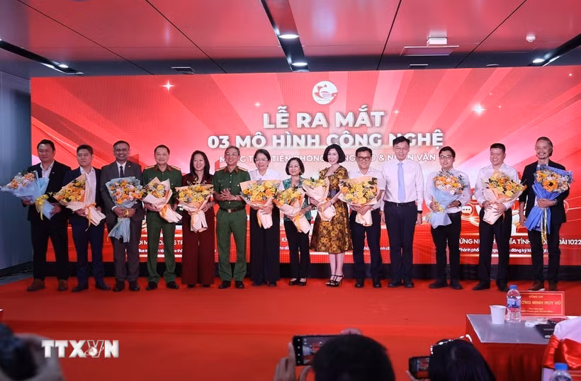 Đại diện lãnh đạo Ủy ban Nhân dân Thành phố Hồ Chí Minh chúc mừng các đơn vị thực hiện 3 mô hình chuyển đổi số phục vụ người dân. (Ảnh: Hồng Đạt/TTXVN)