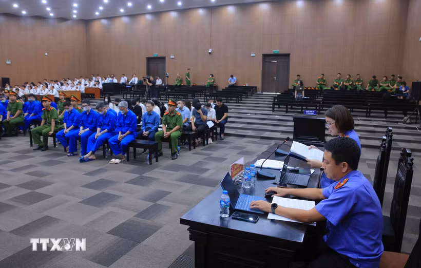 Đại diện Viện Kiểm sát công bố bản cáo trạng đối với các bị cáo. (Ảnh: Phạm Kiên/TTXVN)