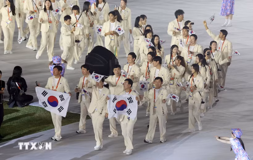 Đoàn thể thao Hàn Quốc diễu hành trong Lễ bế mạc ASIAD 2026 trên sân vận động Nagoya City Mizuho Park Athletic, thành phố Nagoya, Nhật Bản, ngày 4/10/2026. (Ảnh: Yonhap/TTXVN phát)