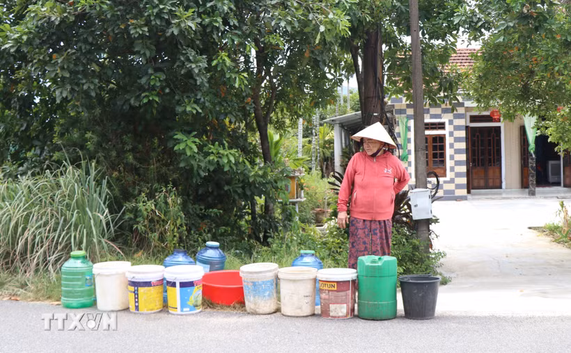Người dân mỏi mòn chờ xe bồn chở nước cung cấp tạm thời giữa trưa nắng. (Ảnh: Văn Dũng/TTXVN)