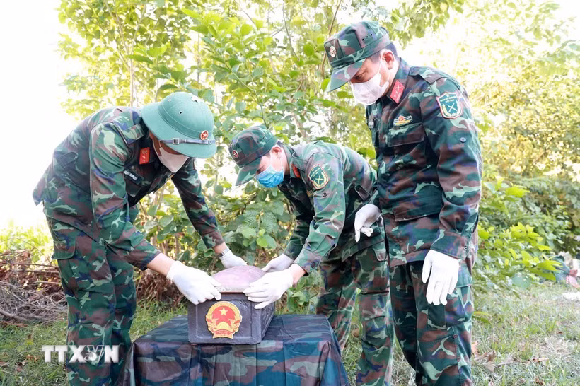 Hài cốt liệt sỹ được tìm thấy trên đỉnh núi Hòn Chảo (xã Vạn Ninh, tỉnh Khánh Hòa) được đưa vào quách theo quy định. (Ảnh: Xuân Triệu/TTXVN)