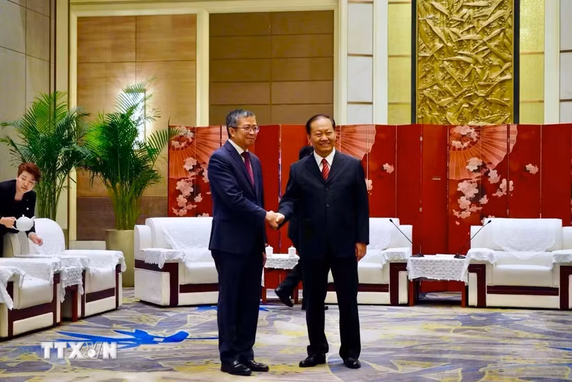 Đại sứ Việt Nam tại Trung Quốc Phạm Thanh Bình, Chủ tịch luân phiên Ủy ban ASEAN tại Bắc Kinh và Phó Ủy viên trưởng Bành Thanh Hoa. (Ảnh: Quang Hưng/TTXVN)