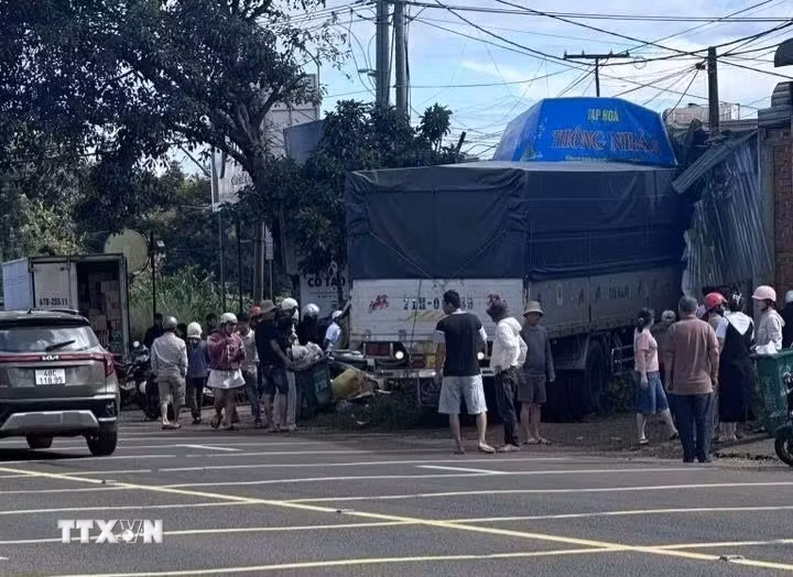 Hiện trường vụ tai nạn. (Ảnh: TTXVN phát)