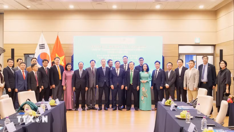 Các đại biểu tham dự hội nghị chụp ảnh lưu niệm. (Ảnh: Đào Lâm/TTXVN)