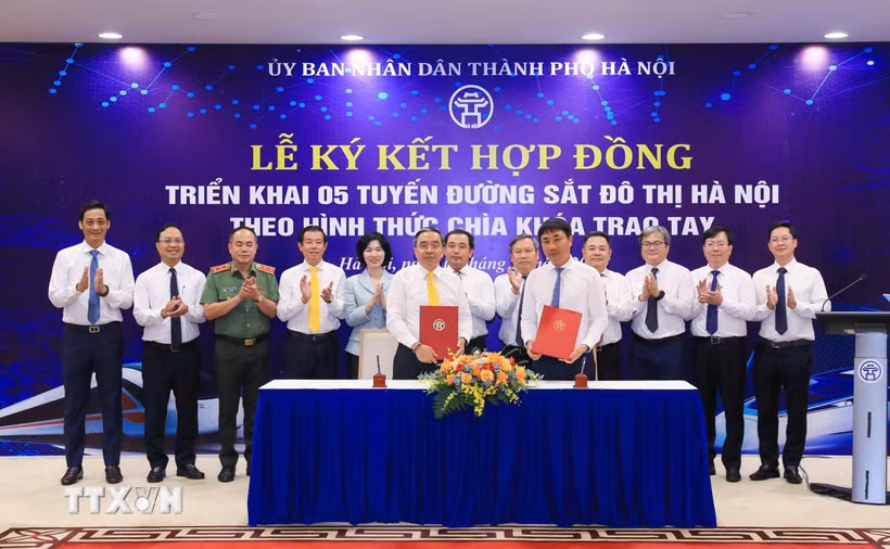 Lễ ký kết hợp đồng chìa khóa trao tay giữa Ban Quản lý đường sắt đô thị Hà Nội và Liên danh Vinhomes – SGC. (Ảnh: TTXVN phát)