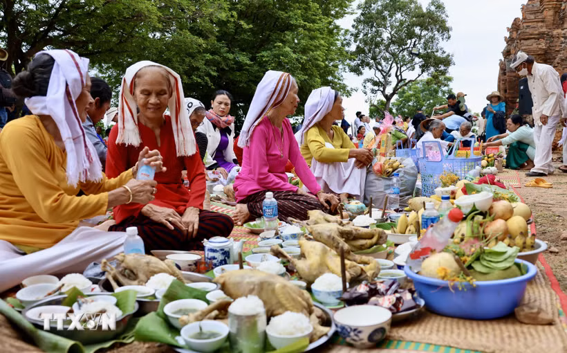Người Chăm mang lễ vật lên tháp trong lễ hội Katê để dâng cúng thần linh và tổ tiên, cầu mong mưa thuận gió hòa, mùa màng bội thu và bình an cho gia đình. (Ảnh: Nhật Anh/TTXVN)