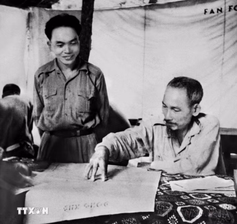 Chủ tịch Hồ Chí Minh và Đại tướng, Tổng tư lệnh Võ Nguyên Giáp bàn kế hoạch tấn công căn cứ Đông Khê, mở màn Chiến dịch biên giới (năm 1950). (Ảnh: Tư liệu TTXVN)