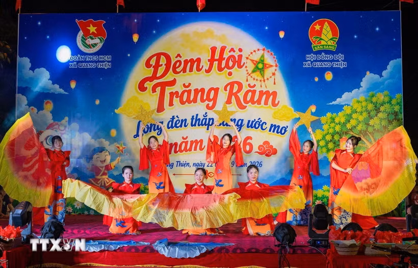 Tiết mục múa của các em thiếu nhi tại chương trình Đêm hội trăng rằm xã Quang Thiện, tỉnh Ninh Bình. (Ảnh: Hải Yến/TTXVN)