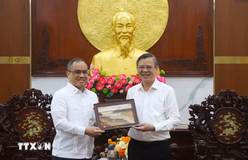 Chủ tịch UBND thành phố Cần Thơ Trương Cảnh Tuyên (phải) tặng quà cho Đại sứ Đặc mệnh Toàn quyền nước Cộng hòa Philippines tại Việt Nam Francisco Noel R. Fernandez III. (Ảnh: Nguyễn Hằng/TTXVN)